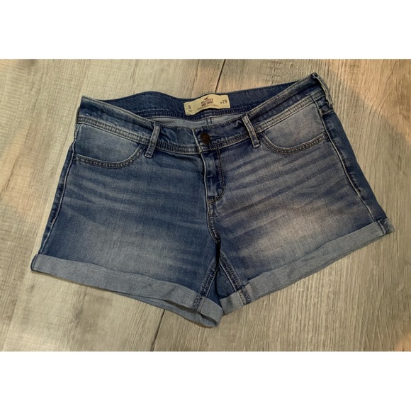 Hollister Pants - Hollister Midi Short, Lowest Length, 4” seam, size 9, w29